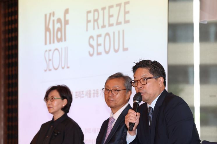 19일 서울 중구 웨스틴조선호텔에서 열린 '키아프 서울' '프리즈 서울' 공동 기자회견에서 관계자들이 질의응답을 하고 있다. 오른쪽부터 패트릭 리 프리즈 서울 디렉터, 이성훈 한국화랑협회 회장, 김효정 한국화랑협회 부회장. 연합뉴스