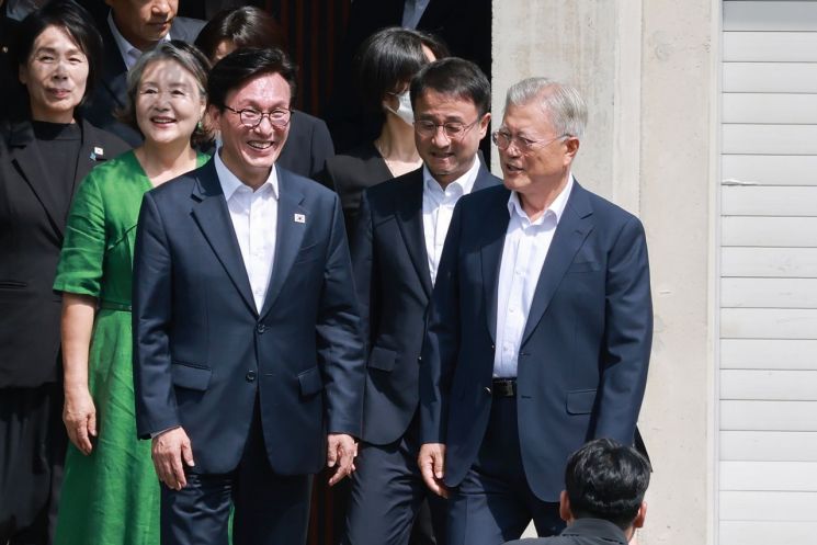문재인 전 대통령, 김민석 신임 대표에 당부 "전대 내상 깊다… 당원 화합 힘써달라"
