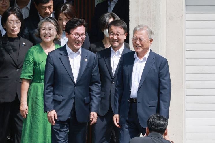 김민석 더불어민주당 대표가 19일 경남 양산시 평산마을 문재인 전 대통령 사저를 방문, 문 전 대통령 내외를 예방한 뒤 사저를 나서며 문 전 대통령 배웅을 받고 있다. 연합뉴스