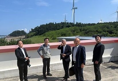 서왕진 국회의원(가운데)이 신안군을 찾아 신재생에너지 현장을 방문했다. 신안군 제공