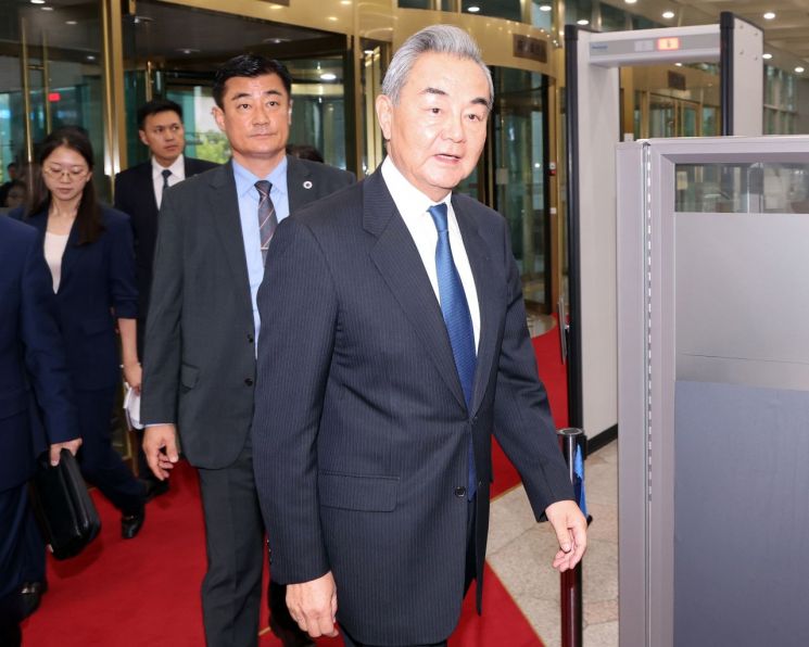 Wang Yi, Director of the Central Foreign Affairs Office of the Chinese Communist Party and Minister of Foreign Affairs, is entering the Ministry of Foreign Affairs at the Government Seoul Building in Jongno-gu, Seoul on the 19th to attend the Korea-China Foreign Ministers Meeting and official dinner. August 19, 2026. [Joint Coverage] jeong@yna.co.kr Yonhap News Agency