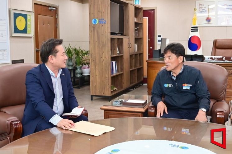 윤경희 청송군수가 지난 아시아경제 본지 기자와 인터뷰 하고 있다[사진=권병건 기자]