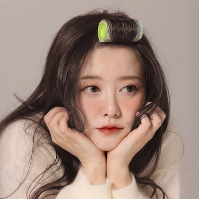 배우 구혜선이 자신이 제작한 헤어롤을 착용하고 있다. 구혜선 SNS