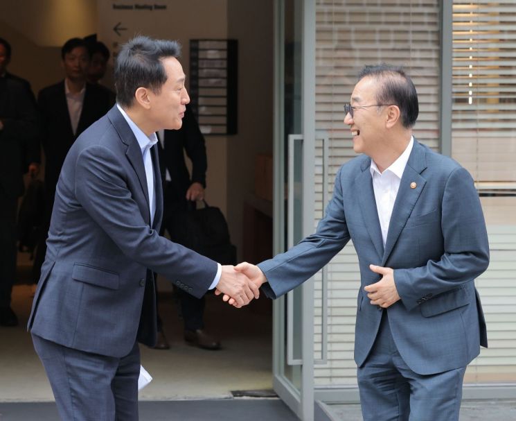 김윤덕 국토교통부 장관과 오세훈 서울시장이 20일 서울 모처의 한 식당에서 용산공원을 활용한 주택 공급 등 서울 주택 문제 협의를 마친 뒤 악수를 나누고 있다. 연합뉴스