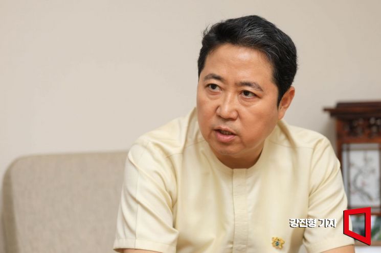 최고조 주한 가나대사가 20일 서울 용산구 주한 가나대사관에서 아시아경제와 인터뷰 하고 있다. 강진형 기자