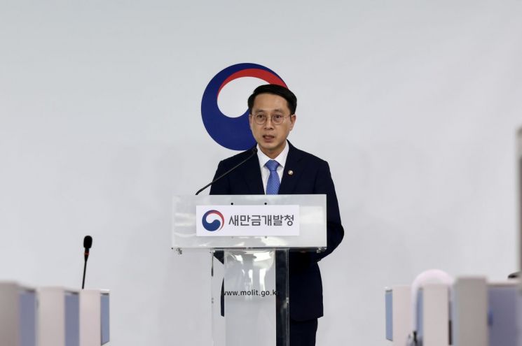 문성요 새만금개발청장이 20일 정부세종청사 국토부 기자실에서 기본계획 변경안에 관해 설명하고 있다. 새만금청 제공