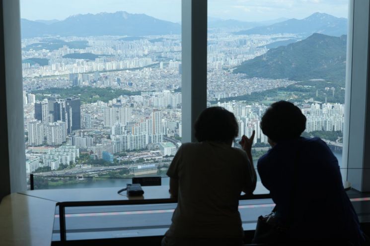 서울 송파구 롯데월드타워 서울스카이에서 바라본 서울 주택 단지 모습. 연합뉴스