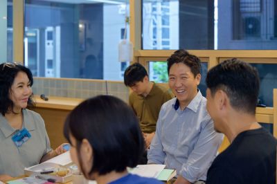 최재호 토스플레이스 대표이사(가운데 오른쪽)가 최근 서울 강남구 토스플레이스 가맹점에서 열린 '찾아가는 토스플레이스' 첫 간담회에서 사장들과 대화를 나누고 있다. 토스플레이스