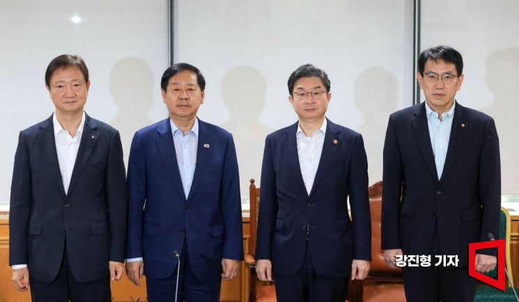 21일 서울 중구 은행회관에서 열린 '시장상황점검회의'에 참석한 경제기관 대표자들이 회의에 앞서 사진촬영 하고 있다. 왼쪽부터 이찬진 금융감독원장, 구윤철 경제부총리, 이억원 금융위원회 위원장, 박종우 한국은행 부총재보. 2026.8.21 강진형 기자