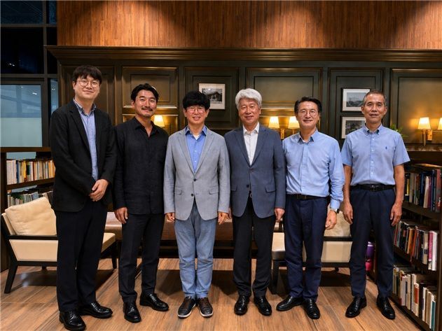 구강-장관계 축 마이크로바이옴을 이용해 소화기암 판별 모델을 개발한 연세 시그니처 연구진. AI의 도움을 받은 사진. (왼쪽부터) 허지원 충남대 교수, 장래근 연세대 박사후연구원, 김지현 연세대 교수, 이용찬 연세대 의대 교수, 김태일 연세대 의대 교수, 지선하 연세대 교수. 연세대 제공