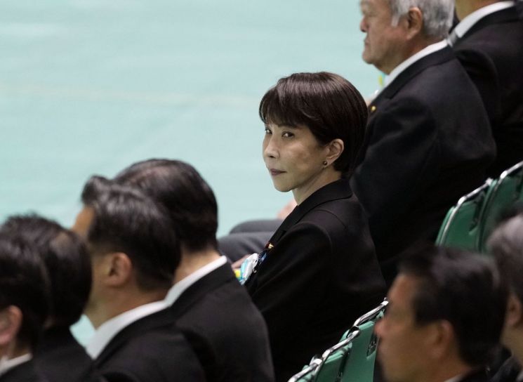 지난 15일 한국 광복절이자 일본 패전일에 열린 열린 전몰자 추도식에 참석한 다카이치 사나에 일본 총리. 도쿄(일본)=교도연합뉴스.