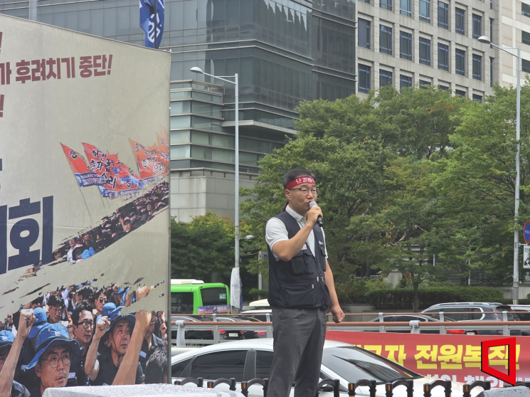 이종철 금속노조 현대차지부장이 21일 서울 서초구 양재동 현대차 본사 앞에서 열린 공동 파업 대회에서 발언하고 있다. 최영찬 기자