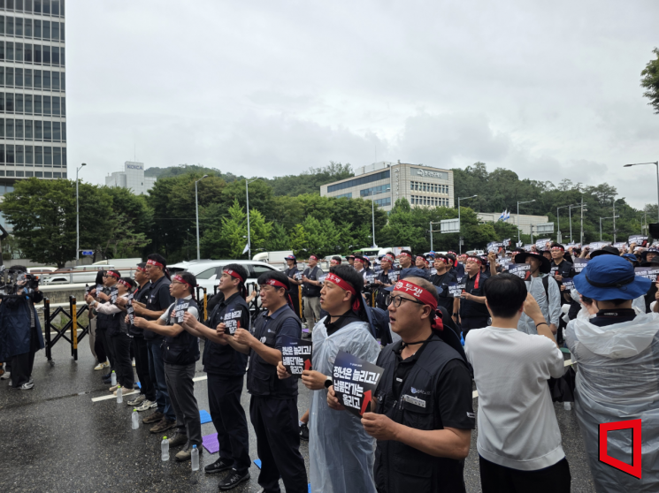 전국금속노동조합 자동차업종 조합원들이 서울 서초구 양재동 현대차 본사 앞에 모여 공동 파업 대회를 하고 있다. 최영찬 기자