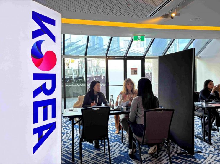 The Korea Trade-Investment Promotion Agency (KOTRA) held the "2026 Australia Job Fair" on the 20th and 21st (local time) in Melbourne and Sydney, Australia. The photo shows the one-on-one job matching and recruitment interview scene held in Melbourne, Australia. Photo by KOTRA