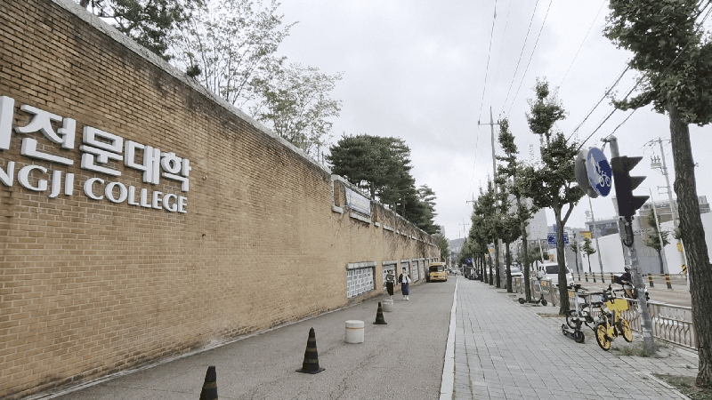 서울 서대문구 홍은동 일원의 쌍용 더 플래티넘 시공현장. 명지전문대학교와 횡단보도 사이에 두고 마주하고 있다. 이지은 기자