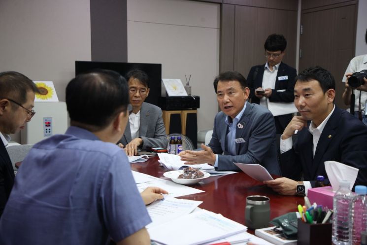 최현덕 남양주시장(오른쪽 두 번째)이 21일 김용민 국회의원(남양주병)과 함께 김윤덕 국토교통부 장관을 만나 남양주 도심 신규 공공택지와 왕숙신도시, 와부지역 재개발사업을 아우르는 광역교통대책 마련을 건의하고 있다. 남양주시 제공