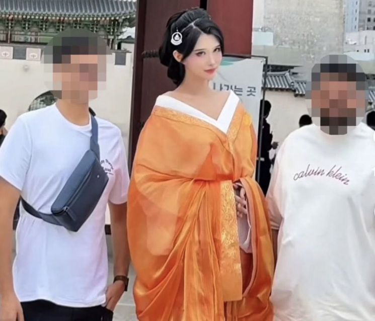 중국 인플루언서가 경복궁에서 외국인 관광객들과 사진 촬영을 하고 있다. 서경덕 교수 인스타그램(@seokyoungduk) 캡처