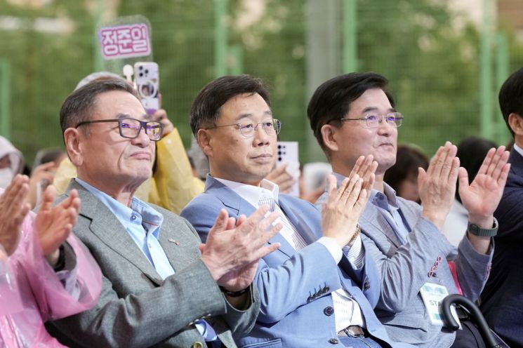 신상진 성남시장이 22일 을지대학교 성남캠퍼스 운동장에서 열린 2026 피크닉콘서트에서 공연을 감상하고 있다. 성남시 제공