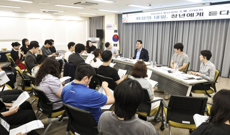 정명근 화성특례시장이 2026년 청년과의 소통 간담회에서 청년정책 추진 방향에 대해 이야기하고 있다. 화성시 제공