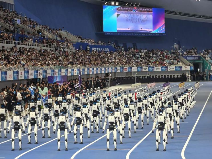 22일 중국 베이징 국가스피드스케이팅경기장에서 열린 제2회 세계 휴머노이드 로봇 운동회에서 로봇들이 행진을 준비하고 있다. 연합뉴스