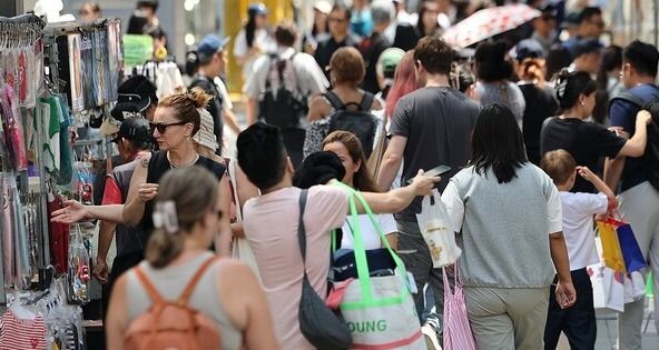 서울 명동에서 쇼핑 즐기는 외국인 관광객들. 연합뉴스
