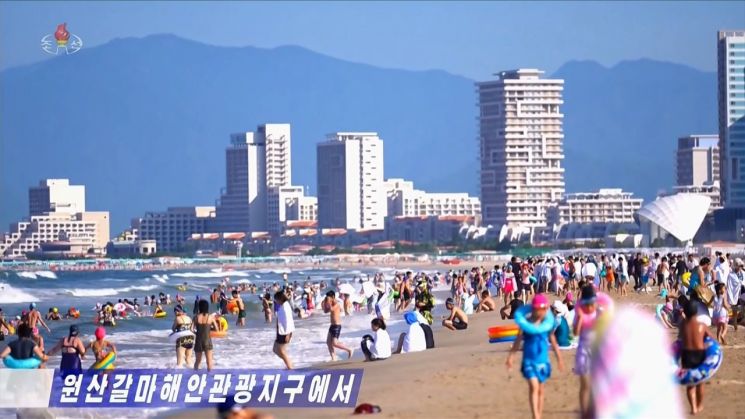 북한 조선중앙TV는 지난 2일 "세계적인 관광공원으로 일떠선 원산갈마해안관광지구는 지금 전국 각지에서 끊임없이 찾아오는 근로자들로 흥성이고 있다"고 보도했다. 연합뉴스