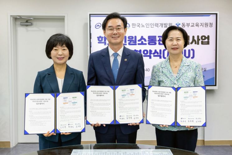 Chongmin Choi, Mayor of Dongdaemun District, is taking a commemorative photo after signing a business agreement. Provided by Dongdaemun District Office.