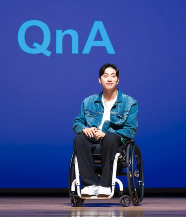 유튜버 박위가 KTX에서 휠체어를 타고 하차하다 넘어지는 사고가 담긴 폐쇄회로(CC)TV 영상을 공개한 뒤 이를 둘러싼 논란이 이어지고 있다.  박위 인스타그램