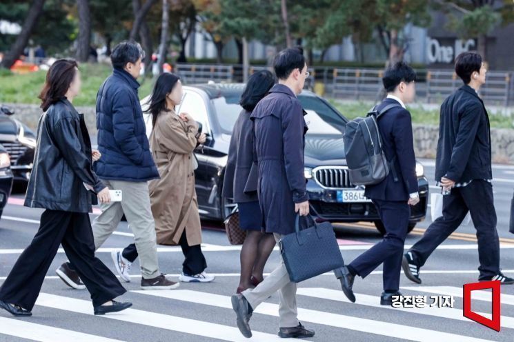 서울 여의도 버스환승센터에서 직장인들이 출근길에 오르고 있다.
