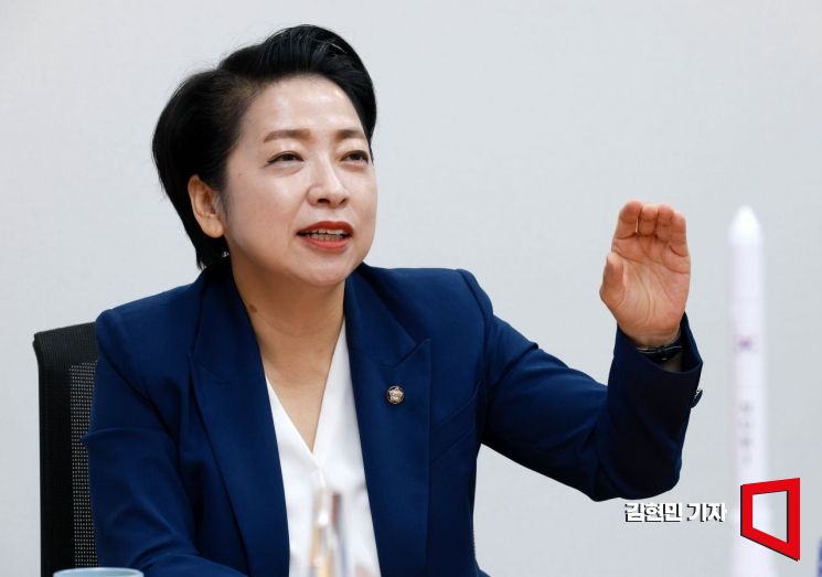 황정아 더불어민주당 의원이 국회 의원실에서 아시아경제와 인터뷰하고 있다. 2026.8.24 김현민 기자