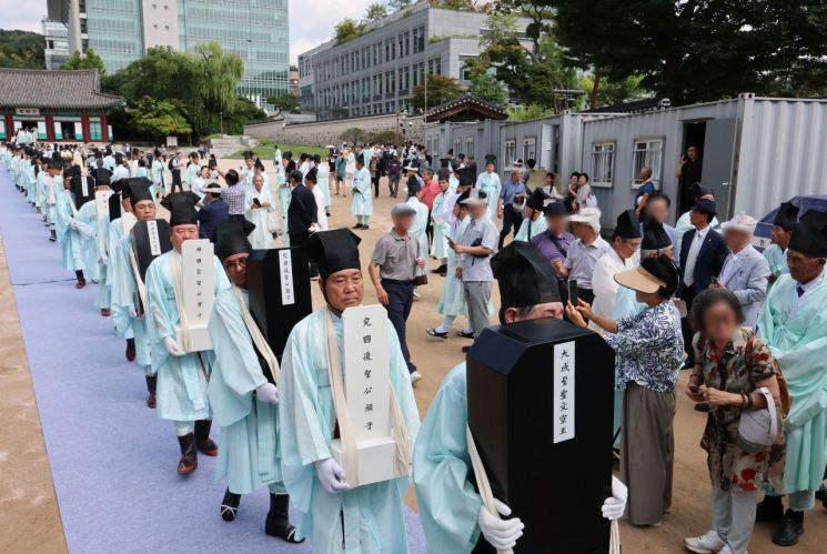 24일 서울 종로구 성균관 대성전에서 '서울 문묘 및 성균관 대성전 보수공사'가 마무리되고 열린 준공식에 앞서 대성전 위패를 본래 자리로 모시는 환안 행차가 진행되고 있다. 연합뉴스