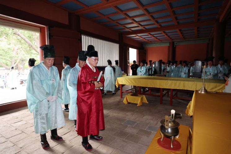 24일 서울 종로구 성균관 대성전에서 '서울 문묘 및 성균관 대성전 보수공사'가 마무리되고 열린 준공식에 앞서 대성전 위패를 본래 자리로 모시는 환안 행차가 진행되고 있다. 연합뉴스