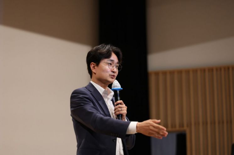 재건축사업 주민설명회에서 주민들의 질의에 답변하고 있는 서준오 노원구청장. 노원구 제공.