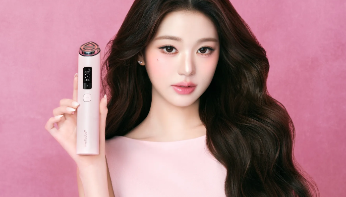 에이피알의 뷰티 디바이스 메디큐브 에이지알 광고모델인 장원영. 에이피알 제공.