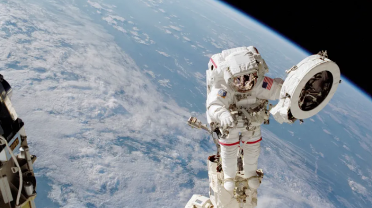 우주를 유영하고 있는 우주비행사의 모습으로 기사 이해를 돕기 위한 사진. NASA