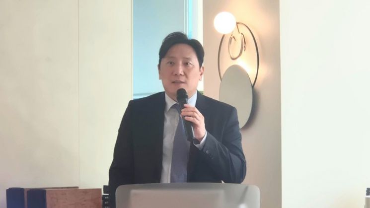 이의일 엑셀세라퓨틱스 대표가 25일 서울 강남구 엑셀세라퓨틱스 본사에서 열린 '샹야바이오 삼중나선 구조 재조합 휴먼 콜라겐 타입 Ⅲ 원료 총판 계약식'에서 발언하고 있다. 박정연 기자