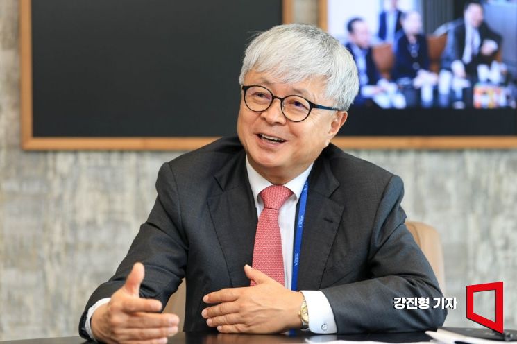 강석훈 법무법인 율촌 대표변호사가 25일 서울 강남구 법무법인 율촌에서 아시아경제와 인터뷰 하고 있다. 강진형 기자