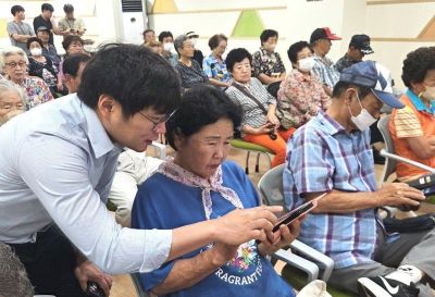 장성군노인복지관은 25일 어르신 60여명을 대상으로 '노인권익증진 정보보호교육'을 진행했다. 장성군노인복지관 제공