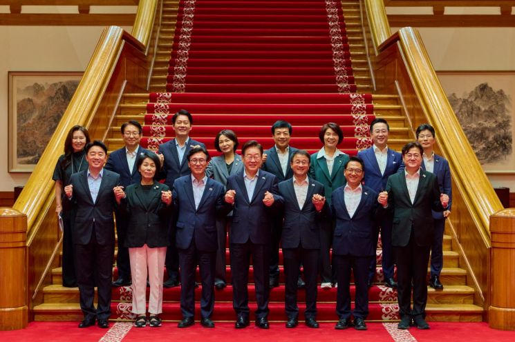 President Lee Jae-myung is taking a commemorative photo before the dinner meeting with the new leadership of the Democratic Party of Korea at the Blue House on the 25th. Photo by Yonhap News Agency