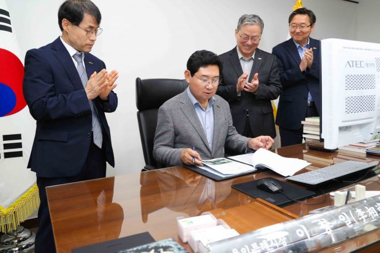 이상일 용인특례시장이 민선 9기 출범 첫날인 지난 7월 1일 첫 결재로 ‘용인 르네상스 2.0 용인시 반도체산업 육성 및 클러스터 조성 종합계획’에 서명하고 있다. 용인시 제공