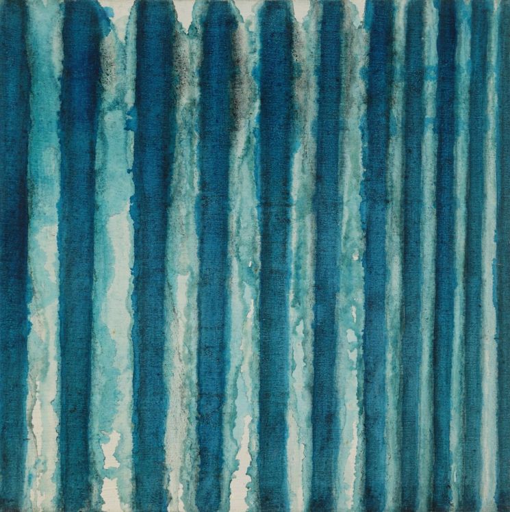 윤형근, 'Blue', 1972. 캔버스에 유채, 70×69.7㎝. 짙고 맑은 청색이 수직으로 흘러내리는 초기작으로, 이후 청색과 다색으로 압축되는 '천지문' 회화의 형성 과정을 보여준다. 윤성렬·PKM갤러리
