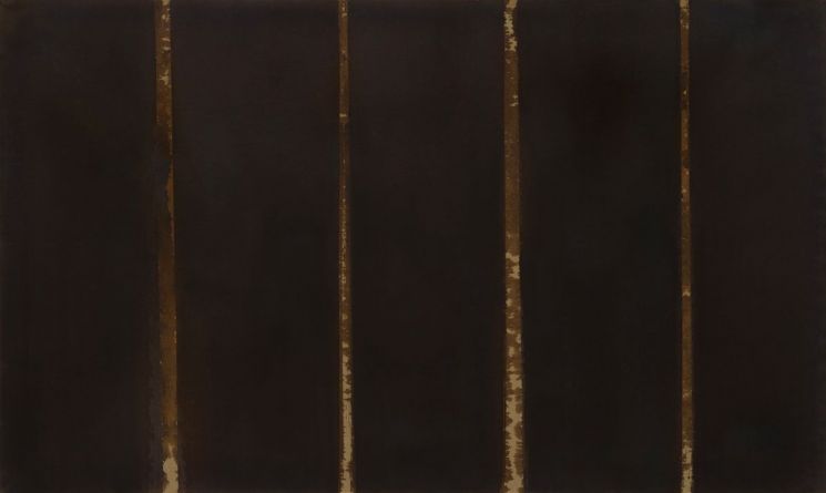 윤형근, 'Burnt Umber and Ultramarine', 1989. 리넨에 유채, 97.3×162.2㎝. 짙은 색면을 화면 가득 세우고 그 사이로 바탕을 가늘게 남긴 작품으로, 1980년대 후반 한층 엄격해진 윤형근의 '천지문' 회화를 보여준다. 윤성렬·PKM갤러리