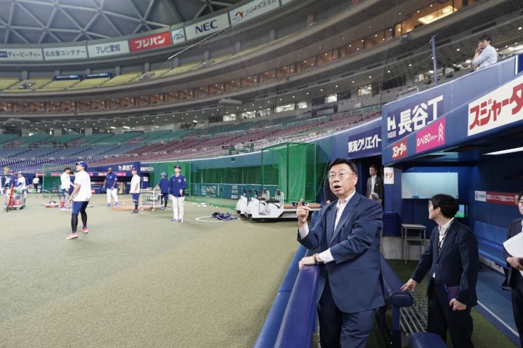 신상진 성남시장이 25일 프로야구 주니치 드래건스의 홈구장인 반테린돔 나고야(Vantelin Dome Nagoya)를 방문해 시설을 둘러보고 있다. 성남시 제공