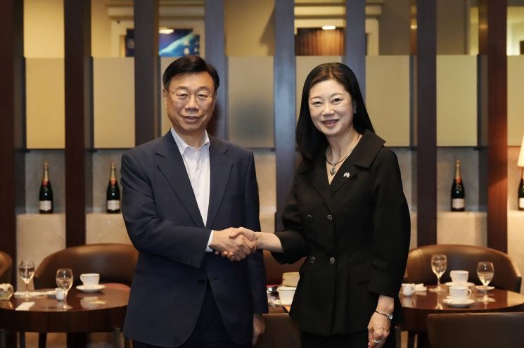 신상진 성남시장이 25일 정미애 주나고야 대한민국 총영사과 만나 악수하고 있다. 성남시 제공