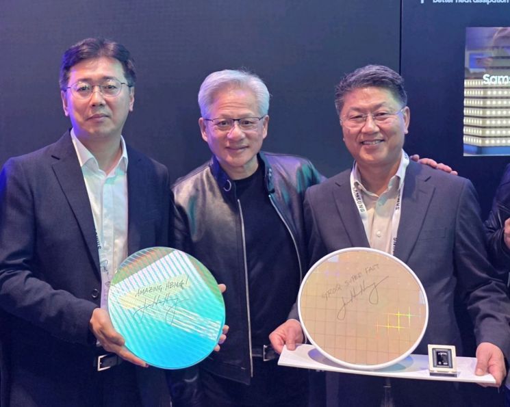 젠슨 황 엔비디아 최고경영자(CEO)와 황상준 삼성전자 메모리 개발담당 부사장(왼쪽), 한진만 파운드리 사업부장(오른쪽)이 지난 3월 16일(현지시간) 미국 캘리포니아 새너제이에서 열린 ‘GTC 2026’ 삼성전자 전시 부스에서 기념촬영을 하고 있다. 삼성전자.