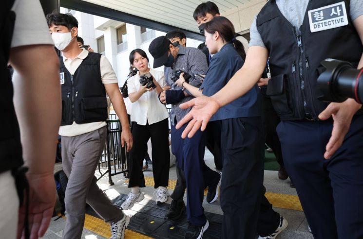 실종사건을 허위 종결한 혐의(직무유기, 공전자기록 위작 및 행사, 위계공무집행방해)를 받는 A 경장이 25일 제주지방법원에서 구속 전 피의자 심문(영장실질심사)을 마치고 나오고 있다. 연합뉴스