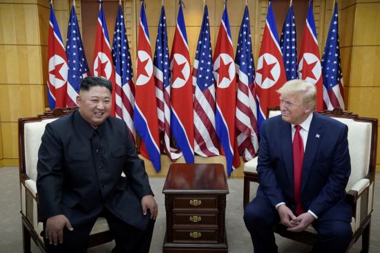2019년 6월 30일 도널드 트럼프 미국 대통령(오른쪽)이 판문점 비무장지대(DMZ)에서 김정은 북한 국무위원장과 만나고 있다. 로이터연합뉴스