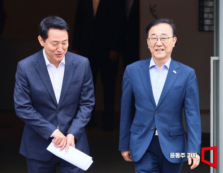 김윤덕 국토교통부 장관과 오세훈 서울시장이 26일 서울 중구 달개비에서 주택공급 관련 2차 회동을 마친 뒤 식당을 나서고 있다. 2026.08.26 윤동주 기자