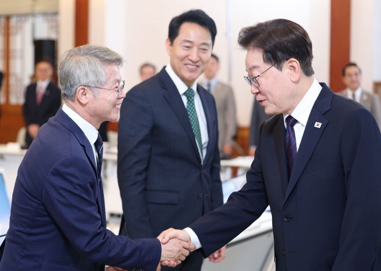 이재명 대통령이 26일 청와대에서 열린 제10회 중앙지방협력회의에서 민형배 전남광주통합특별시장과 인사하고 있다. 가운데는 오세훈 서울시장. 2026.8.26 연합뉴스