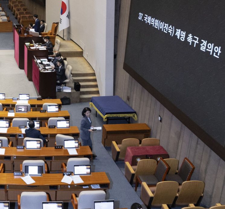 본인이 국회에서 주최한 토론회에서 5.18에 대한 '폄훼와 왜곡'으로 논란이 되고 있는 이진숙 국민의힘 의원이 26일 국회에서 열린 8월 임시국회 2차 본회의에서 본인에 대한 제명 촉구 결의안이 상정되자 회의장을 빠져나가고 있다. 연합뉴스